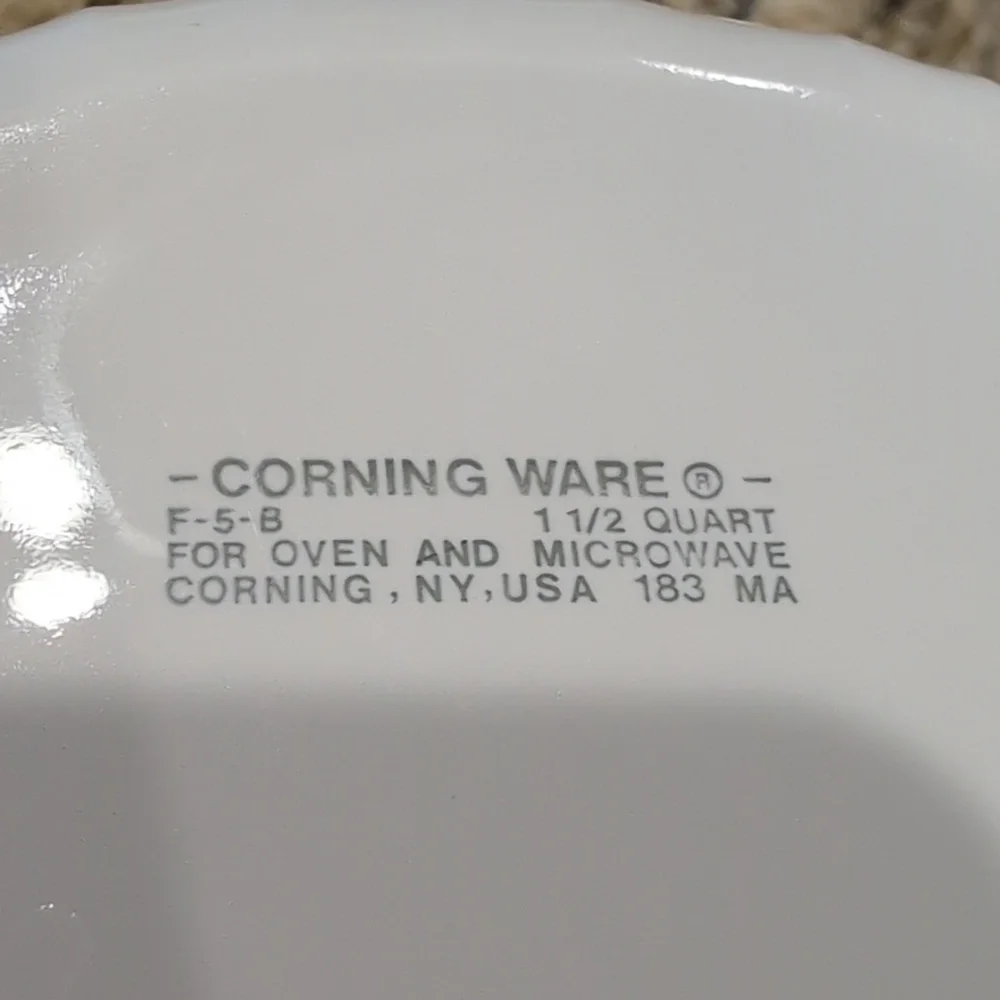 Two (2) Corning Ware French White F-5-B 1.6L and 1 1/2 Qt Round Casserole Dishes